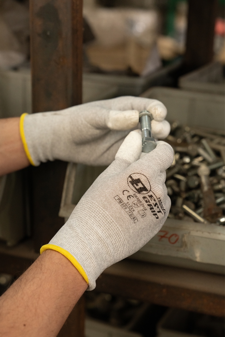 Yıldırımlar Giyim: İş Güvenliği Malzemeleri ve Ekipmanları